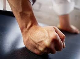 Ata qızının dırnağını kəlbətinlə çəkdi, sobada çiynini yandırdı, yerə çırpdı - CƏZA