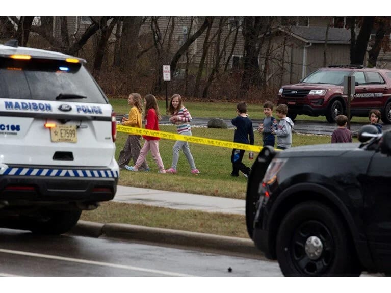 ABŞ-da məktəbə hücumu həyata keçirən şəxsin 15 yaşlı qız olduğu ortaya çıxdı