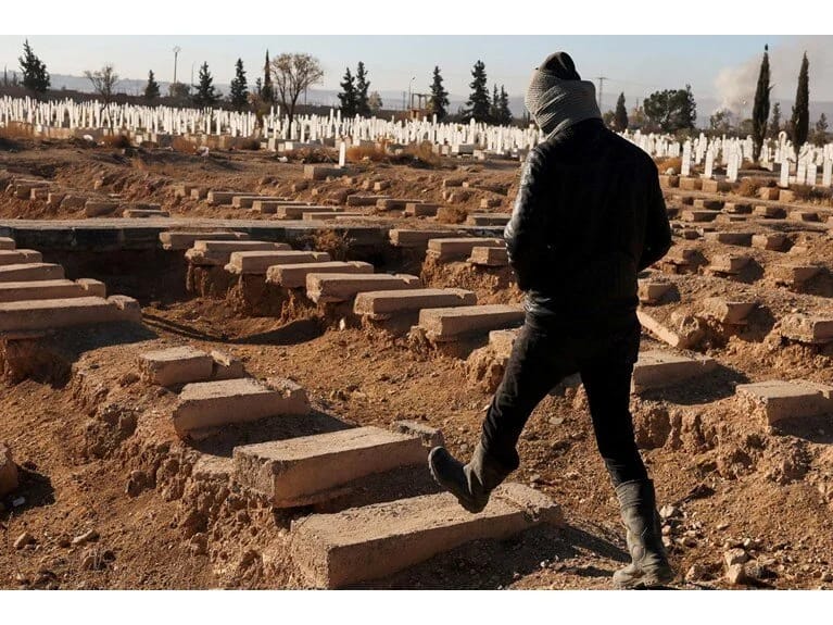 Cəsədləri sığdırmaq üçün buldozerlə əzdilər: Dəməşqdə 100 min insanın kütləvi məzarlığı hekayəsi