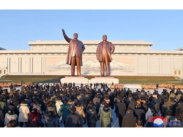 Atasının vəfatından 13 il keçir: Kim Çen In ailə qəbiristanlığını ziyarət edib