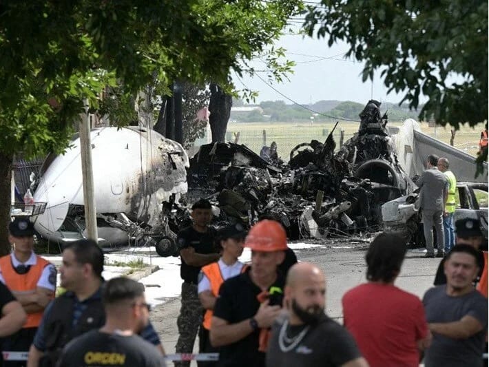 Argentinada eniş zamanı şəxsi təyyarə uçuş-enmə zolağından çıxıb və yaşayış məntəqəsinə çırpılıb: İki ölü, bir yaralı