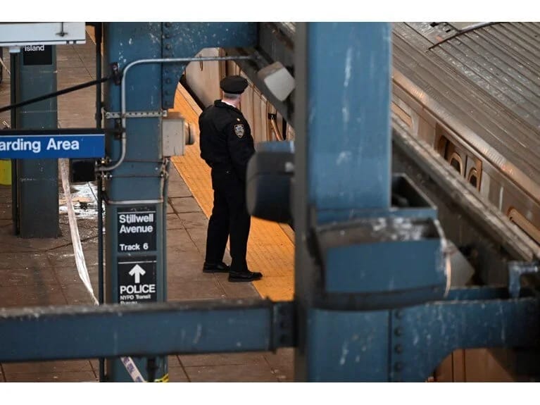 Nyu York metrosunda dəhşətli hadisə: Vaqonda yatan qadını yandırdı