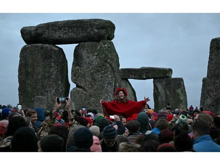 İngiltərədə tarixi bayram: Minlərlə insan qış gündönümünü qarşıladı!