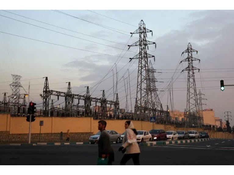 Qonşuda elektrik böhranı: Fabriklər dayandı, hətta işıqforları da söndürdülər!