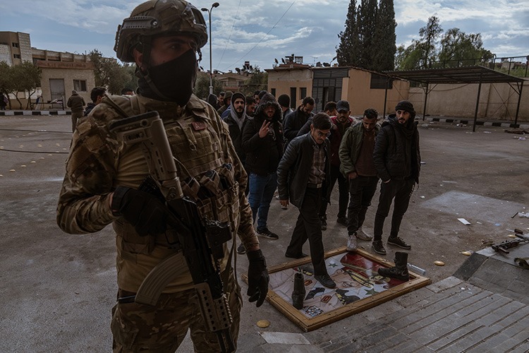 Əsəd rejiminin əsgərləri silahlarını yeni hökumətə təslim edirlər