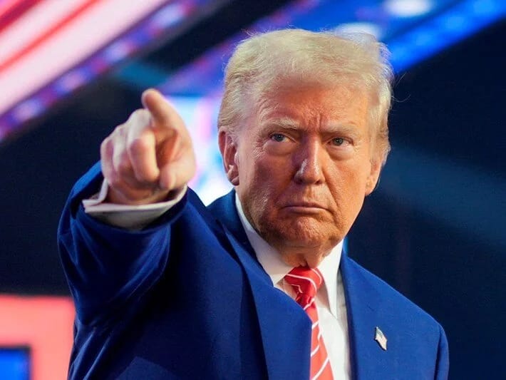 Panamada insanlar küçələrə çıxaraq Trampın plakatlarını yandırıblar