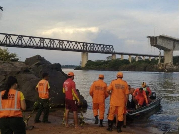 Braziliyada körpü uçub: 2 nəfər ölüb, 16 nəfər itkin düşüb