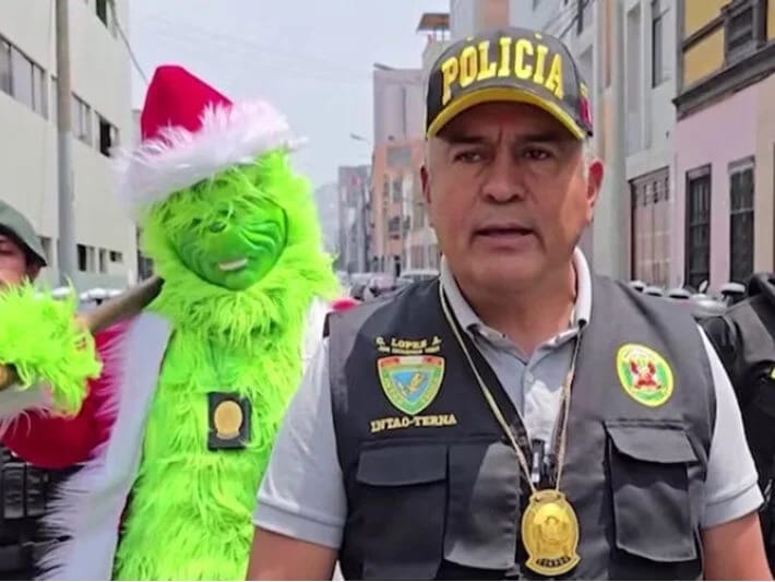 Narkotik əməliyyatı Qrinç qiyafəsində: 