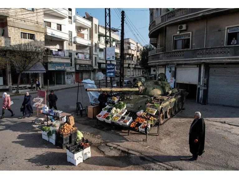 Suriyalı dükançılar Əsədin tanklarını ərzaq dükanlarına çeviriblər