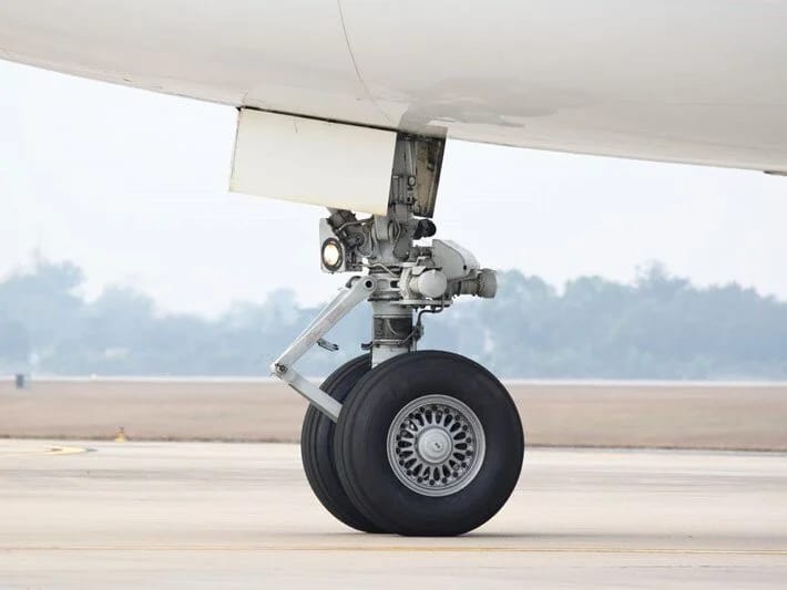 Sərnişin təyyarəsinin təkər salonunda meyit tapılıb