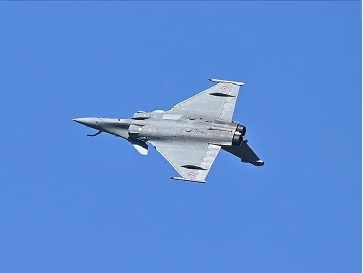 Hərbi təyyarə təsadüfən mülki insanları vurdu: 10 ölü