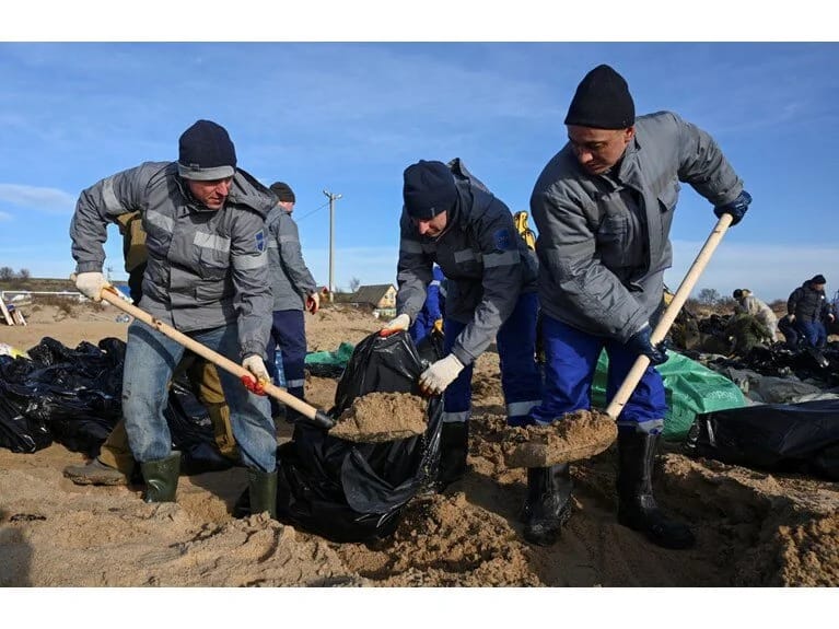 Qara dəniz sahillərindən 37 min ton çirklənmiş torpaq çıxarılıb