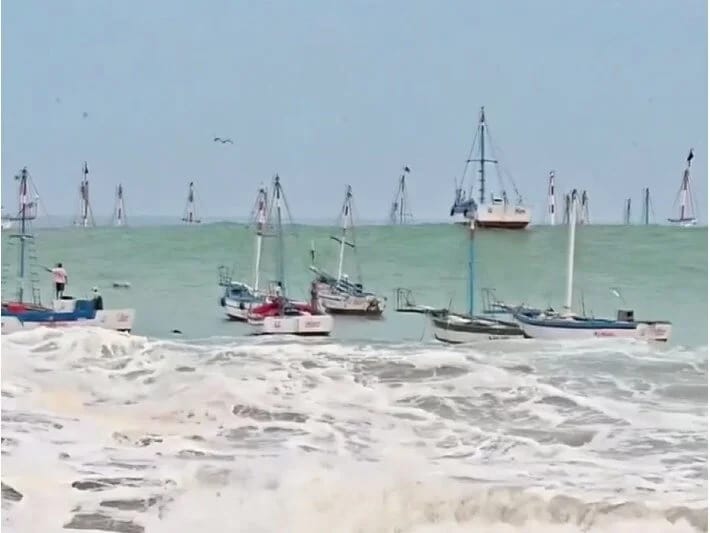 Peruda nəhəng dalğalar qayıqları batırıb