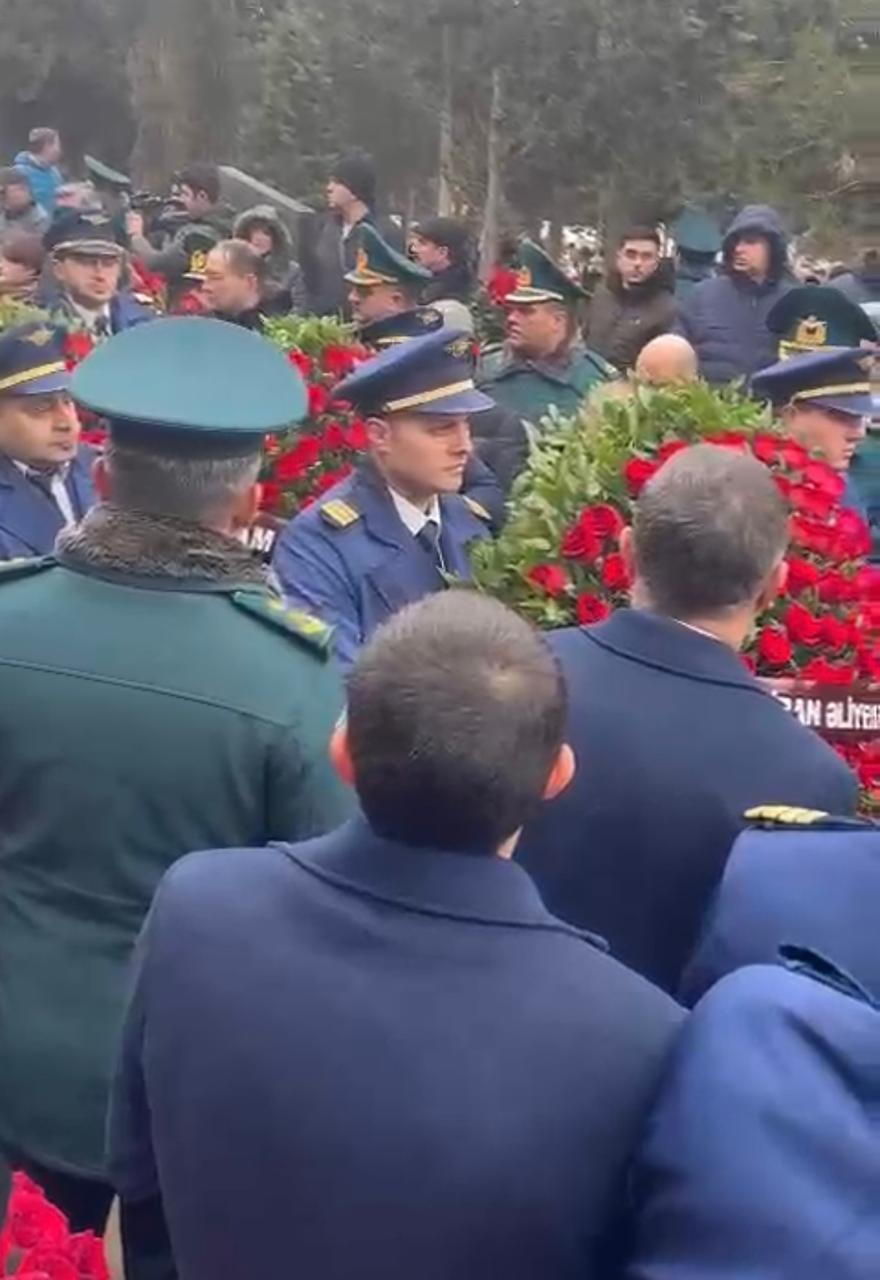 Prezident və xanımı adından Fəxri Xiyabana əklil göndərildi - VİDEO