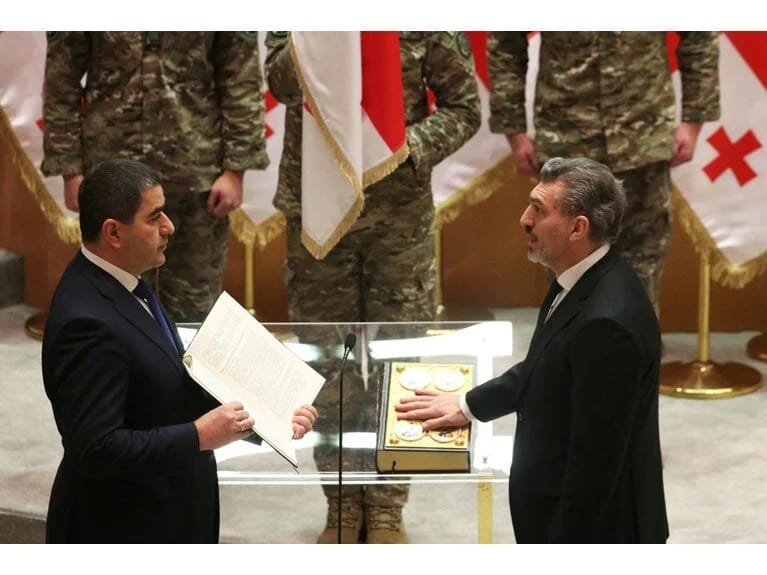 Gürcüstanda siyasi böhran: Yeni prezident səlahiyyətlərinin icrasına başlayıb