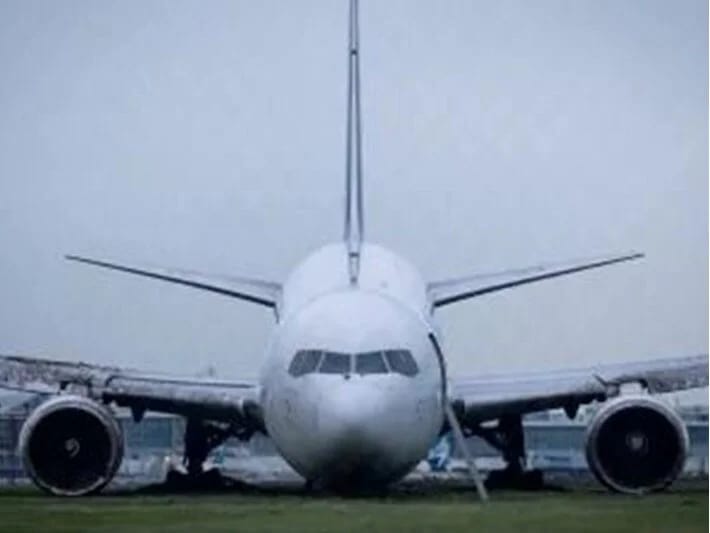 Kanadada sərnişin təyyarəsi uçuş-enmə zolağından çıxaraq yanıb