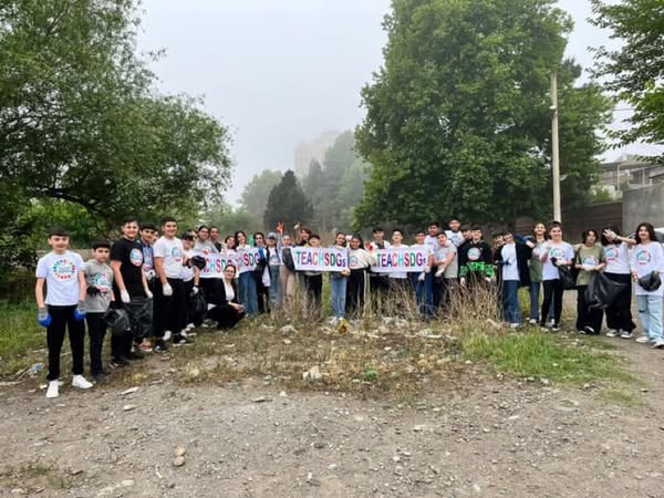 Məktəbli könüllülər Gəncə bulvarında ekoloji aksiya keçirdi