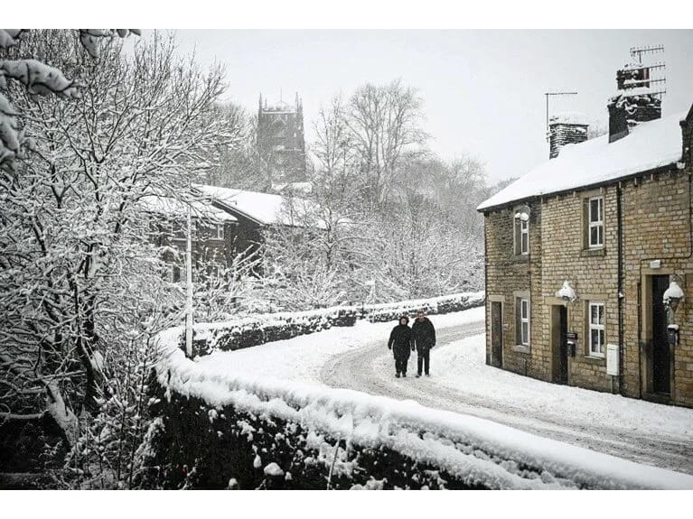 İngiltərə ağ örpəyə büründü, uçuşlar dayandırıldı