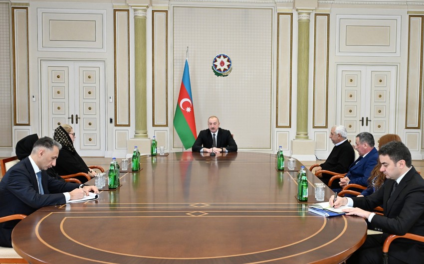 İlham Əliyev təyyarə qəzasında həlak olan ekipaj heyətinin ailə üzvləri və sağ qalan bələdçilərlə görüşüb - YENİLƏNİB