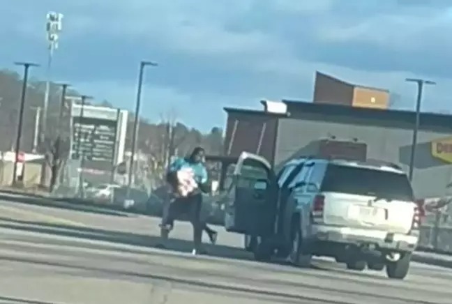 Keçmiş futbolçu iki uşaq anasını havaya qaldıraraq yerə yıxdı