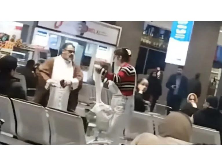 Aeroportda etiraz: Qəzəbli iranlı qadın mollanın sarığını çıxararaq çadraya çevirdi!