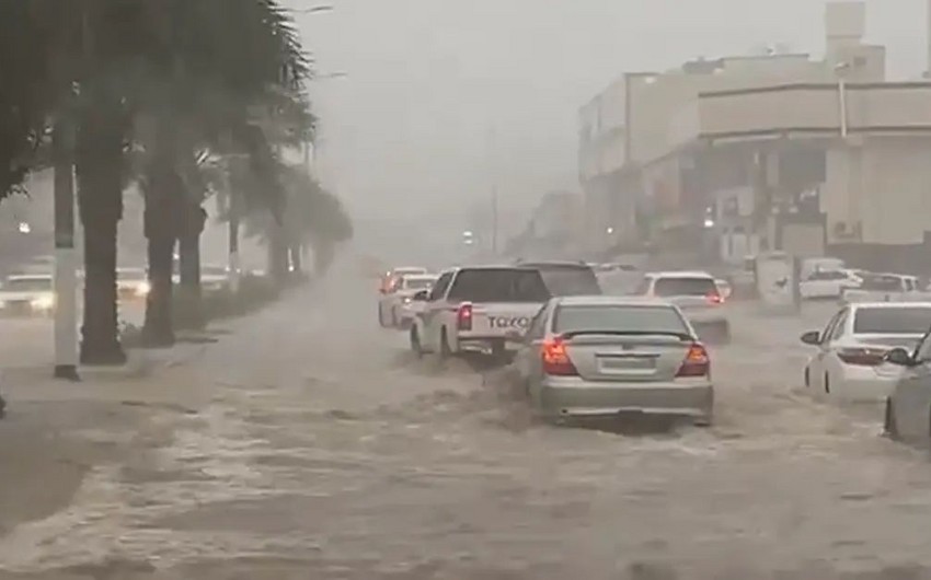 Məkkə və Mədinəni su basıb