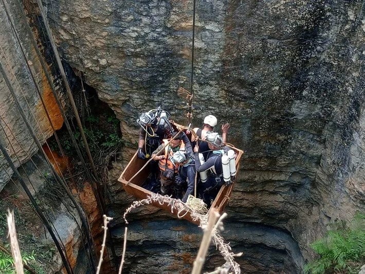Hindistanda mədən çökdü: Dalğıclar və helikopterlər növbə çəkir!