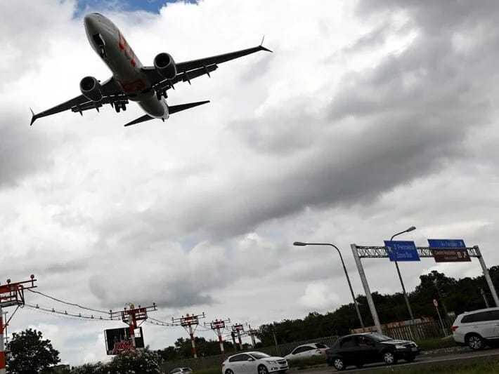 Daha bir Boeing təyyarəsi Moskvada məcburi eniş edib