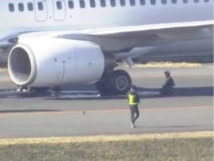 Fəlakətin qarşısı alındı: Eniş zamanı təyyarənin təkəri partladı 