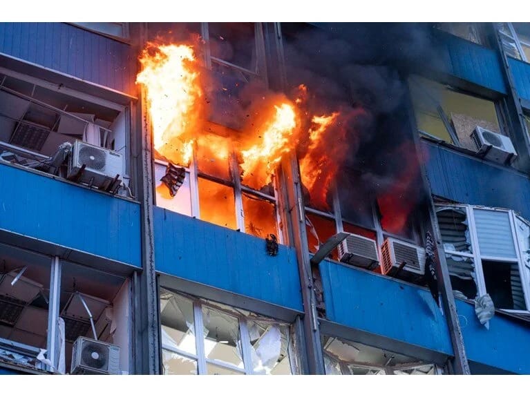 Rusiya Zaporojyeni idarə olunan bombalarla vurdu: 13 ölü, 30 yaralı