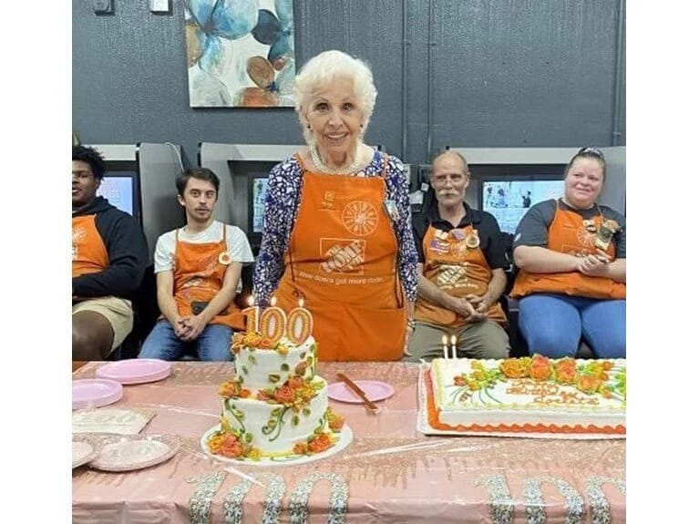 100 yaşı var, amma hələ də kassir işləyir! Sonsuz enerjisinin sirrini verdi