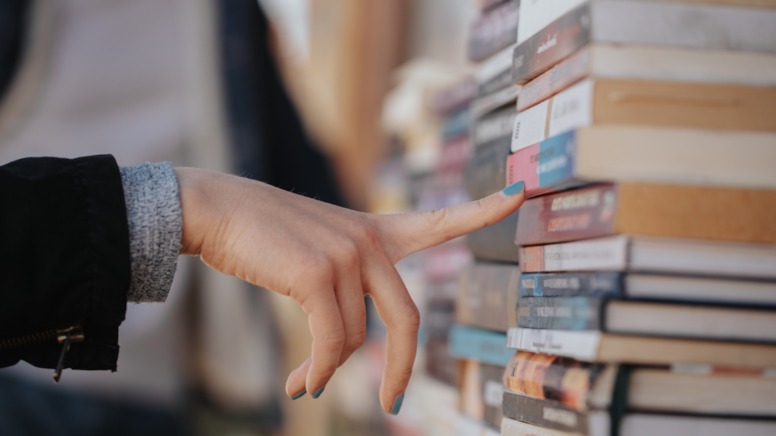 Alimlər kitabxanalardan zəhərli kimyəvi maddə tapdılar - Rəflərdən yığışdırılır