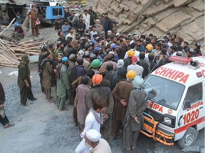 Pakistanda mədən çökdü: 12 işçi sıxışıb