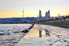 Bakı bulvarında gənc oğlan özünü dənizə atdı