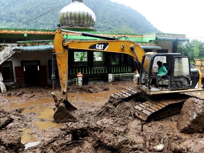 İndoneziyada torpaq sürüşməsi: 4 nəfər həyatını itirib 