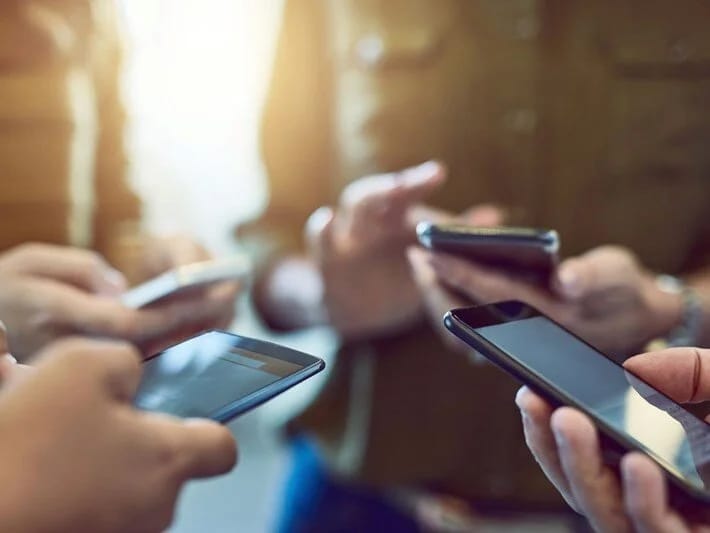 Braziliyada məktəblərdə mobil telefona qadağa qoyulub