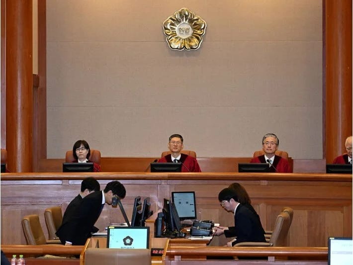 Cənubi Koreyada siyasi böhran: İlk məhkəmə 4 dəqiqə davam etdi!