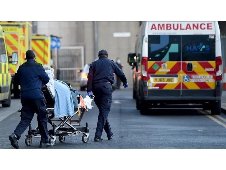 İngiltərədə sağlamlıq böhranı! Müalicələr dəhlizlərdə aparılır