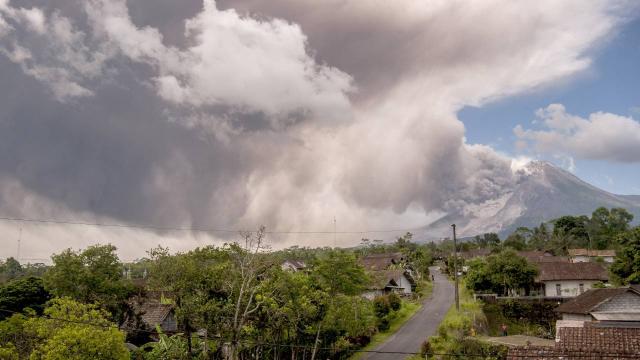 İndoneziyada İbu vulkanı püskürüb, əhaliyə xəbərdarlıq edilib