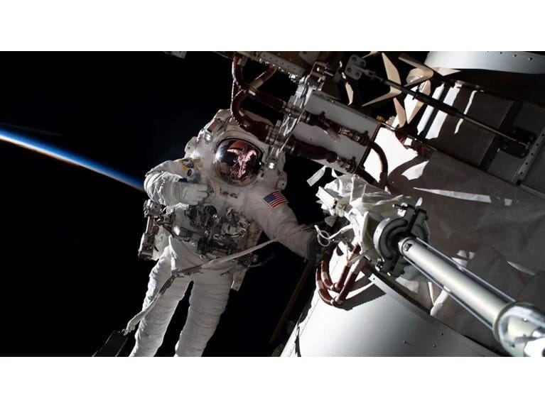 Kosmosda sağ qalmaq üçün mübarizə: 7 aydan sonra ilk addım 