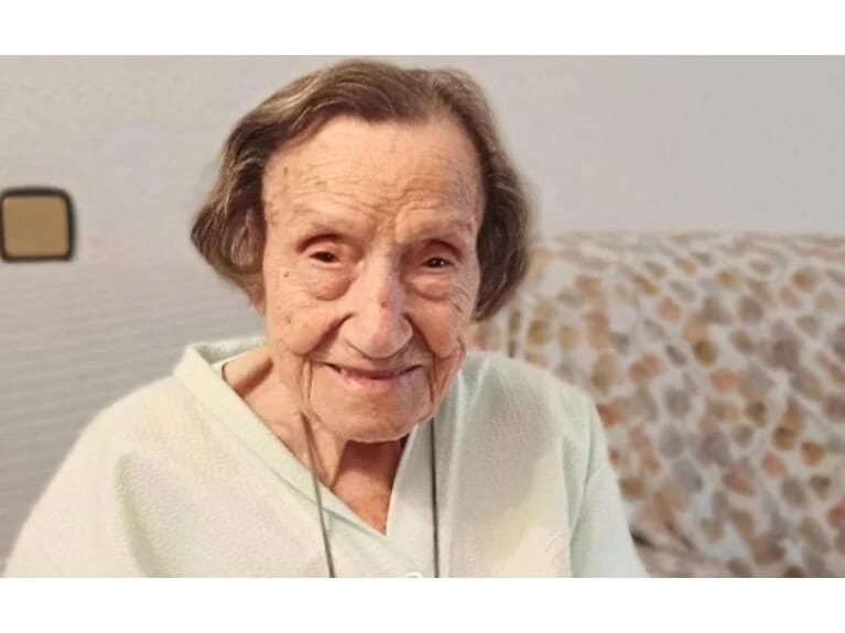 İspaniyanın ən yaşlı qadını uzun ömrünün sirrini verdi: Hər səhər suyuna bir neçə damcı əlavə edir