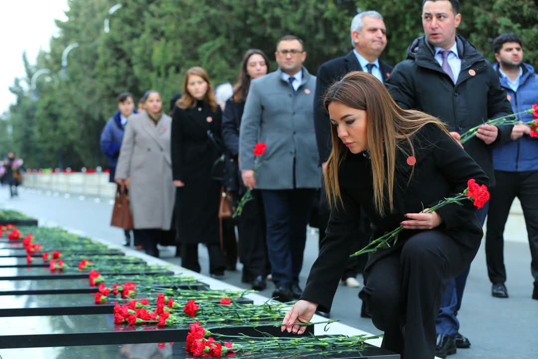 QHT-lərə Dövlət Dəstəyi Agentliyinin kollektivi Şəhidlər xiyabanını ziyarət edib