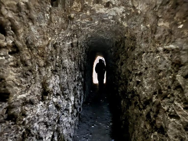 10 kilometrlik terror tuneli: Dəmir qapı arxasında çarpayılı otaqlar! 