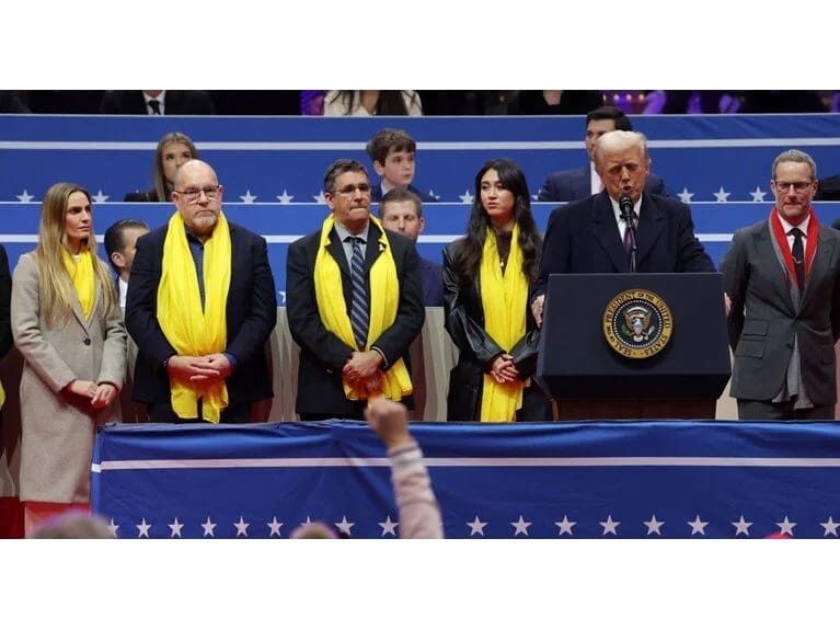 Tramp ilk icra sərəncamlarını imzaladı