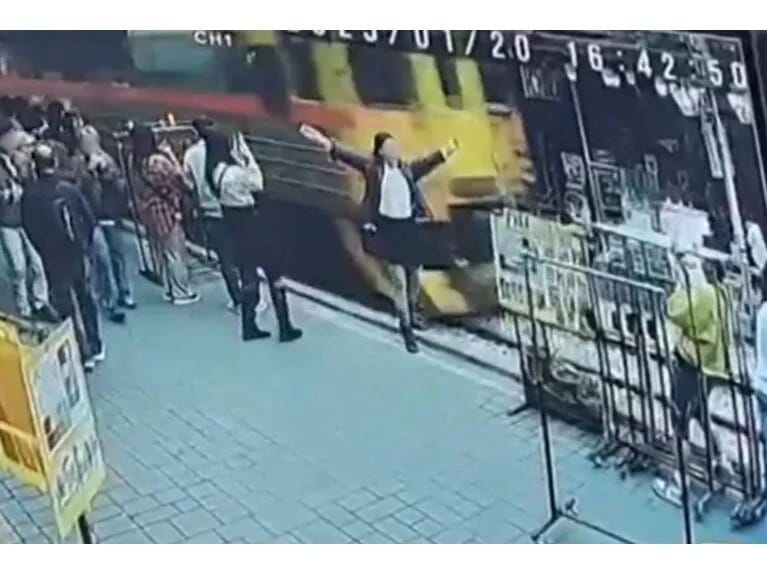 Şəkil çəkdirərkən relslərə yıxıldı! Qəza anı təhlükəsizlik kamerasına düşüb