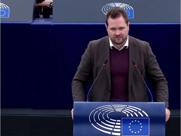 Danimarkalı üzv AP tribunasından Trampı söydü