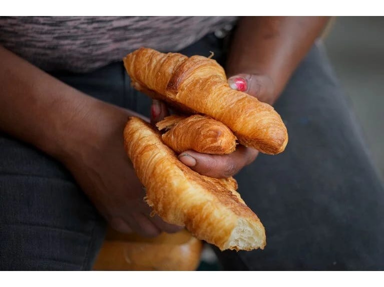 Bayat kruvasanlardan və pis qoxulardan minlərlə funt qazandılar