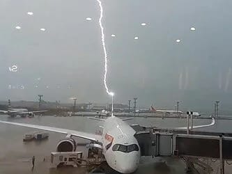 Braziliyada fırtına zamanı təyyarəni bir neçə dəfə ildırım vurub