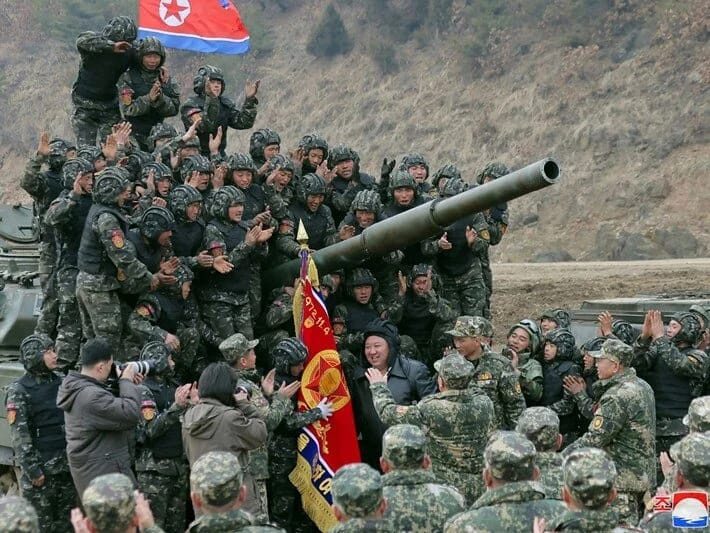 Damarlarını gəmirdilər, başlarını betona vurdular: Şimali Koreya əsgərlərinin soyuqqanlı taktikası 