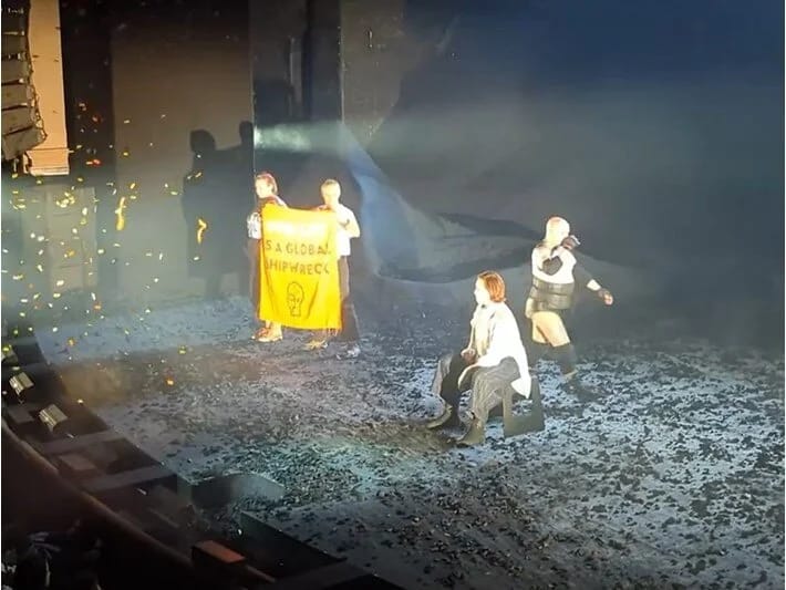 Bu dəfə iqlim fəalları teatr səhnəsinin qarşısını kəsiblər